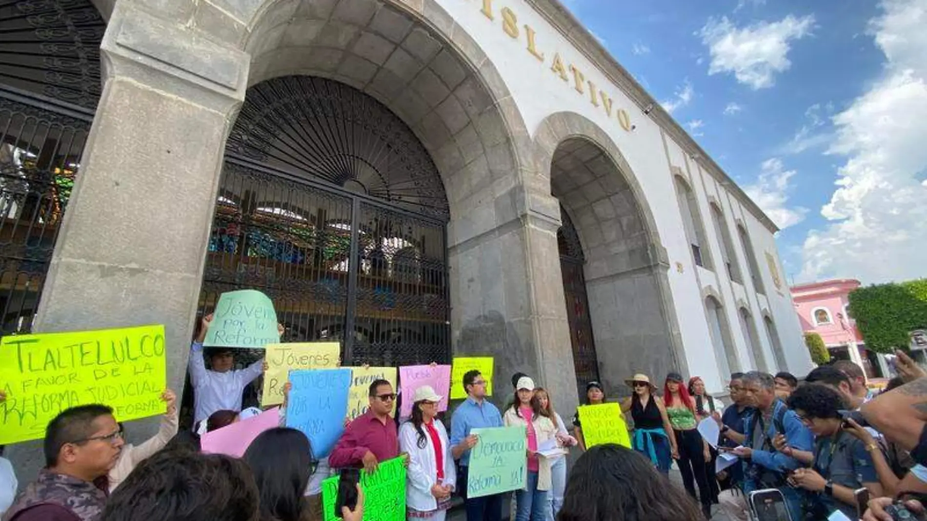 Un grupo de jóvenes marchó por las principales calles de la Capital  (3)